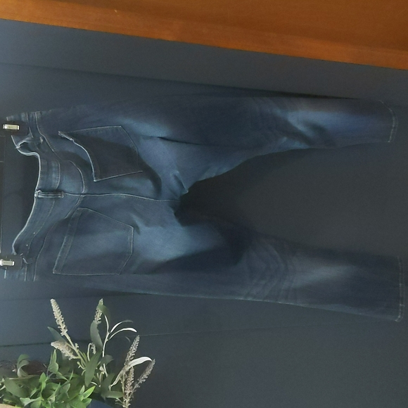 Slim Crop Jeans - Picture 8 of 9